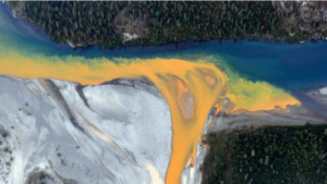 Per quale motivo i fiumi dell’Alaska stanno assumendo una colorazione arancione: cosa sta accadendo?