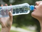 Perché bere acqua da una bottiglia in plastica fa male