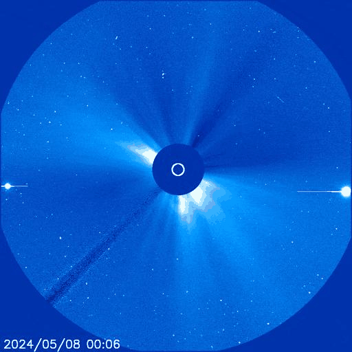 Il sole è coperto in questa vista e onde o plasma possono essere visti rilasciarsi più e più volte. Il sole è coperto in questa vista e onde o plasma possono essere visti rilasciarsi più e più volte.