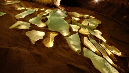 Gli esseri umani vivevano in una grotta buia e pericolosa in Francia 8.000 anni fa