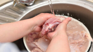 Lavare il pollo prima di cucinarlo è una pratica sicura?