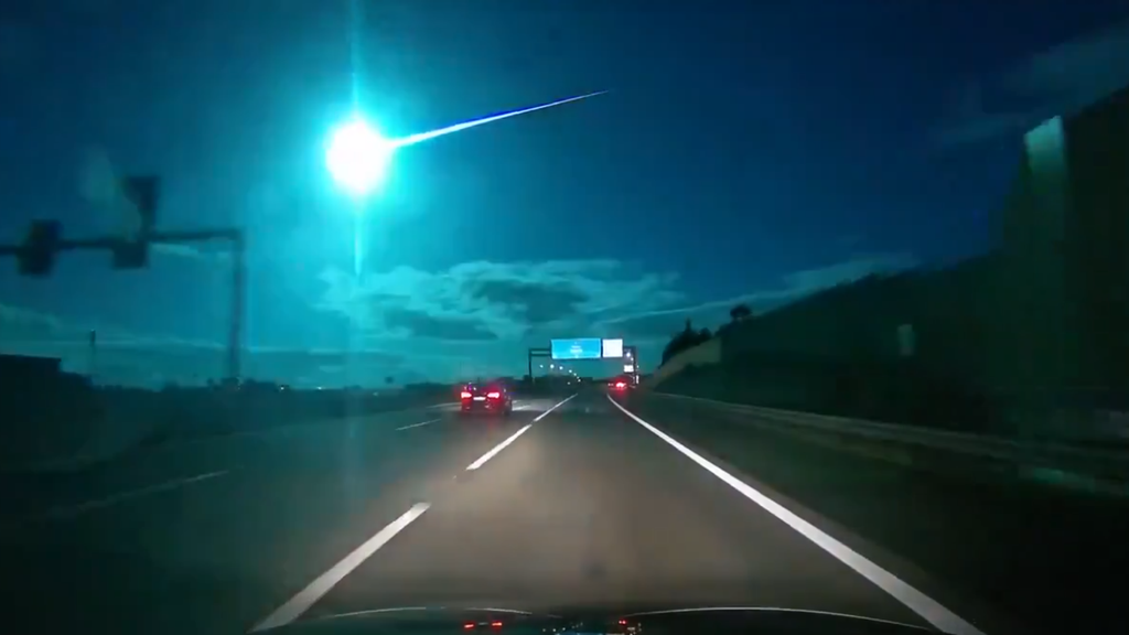 Meteorite illumina il cielo del Portogallo e precipita nell’Oceano. Le incredibili immagini