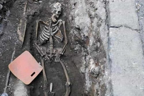Scoperto antico scheletro davanti alla fermata di una stazione della metropolitana di Roma