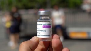 Il vaccino COVID-19 Oxford-AstraZeneca: dal successo al ritiro globale