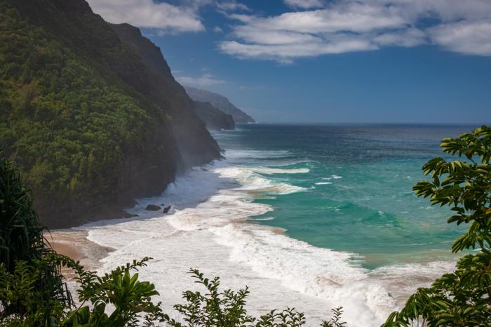 Spiaggia di Hanakapiai vista dal sentiero escursionistico di Kalalau sull'isola hawaiana di Kauai, USA Spiaggia di Hanakapiai vista dal sentiero escursionistico di Kalalau sull'isola hawaiana di Kauai, USA
