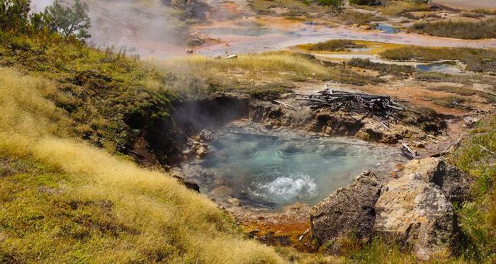 yellowstone-national-park-hot-spring-m-2.jpg