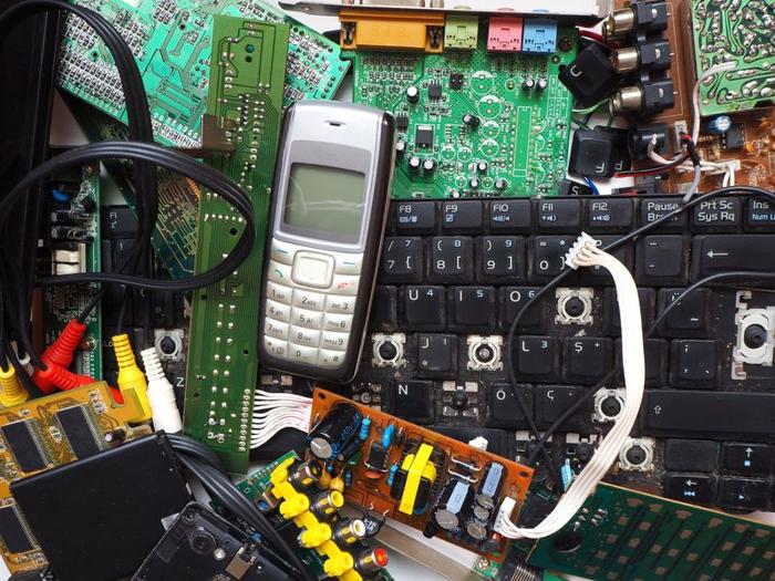 Rifiuti elettronici. Dispositivi elettrici o elettronici dismessi. Concetto di rifiuti elettronici.
