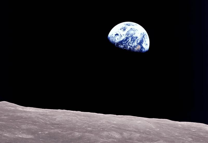 earthrise-m-1-1.png