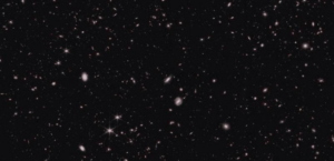 Parte del campo osservato dal telescopio spaziale NIRCam (Near-Infrared Camera) della NASA di James Webb per l'indagine sulla Cosmic Evolution Early Release Science (CEERS). Alcune di queste galassie sono più luminose del previsto, ma se ciò sia un problema o meno non è così chiaro..