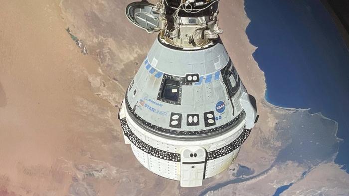 La capsula è conica in cima e cilindrica in fondo. Il naso in cima al cono è attaccato al dock. Sotto si vede la terra, il delta del Nilo e una porzione del mar Rosso e del Mediterraneo.