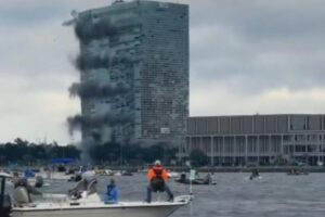 Demolita la Capital One Tower, con implosione controllata