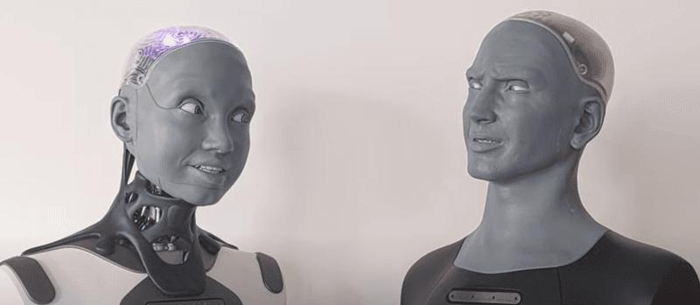 Ameca e Azi, due robot AI umanoidi.