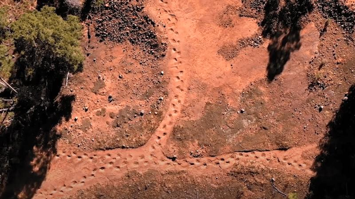 vista aerea delle impronte di dinosauri presso il sito delle impronte di dinosauri di West Gold Hill in Colorado