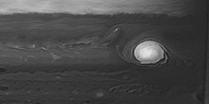 Il GRS sembra molto luminoso e bianco in questa vista infrarossa in bianco e nero del piano equatoriale di Giove