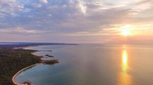 tramonto che si riflette sul lago michigan