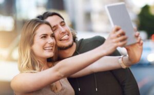 coppia che fa un selfie con un tablet