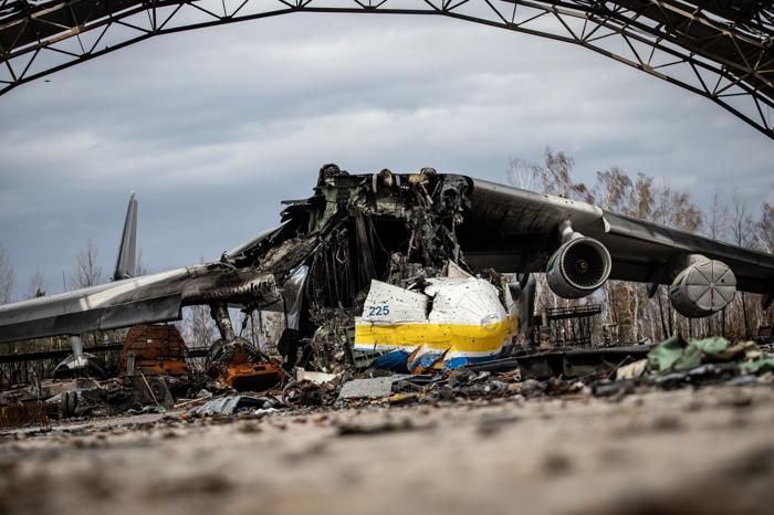 Raffigurato nell'aprile 2022, il famoso AN-225 Mriya è stato distrutto nel febbraio 2022 durante la Battaglia dell'Aeroporto Antonov. Raffigurato nell'aprile 2022, il famoso AN-225 Mriya è stato distrutto nel febbraio 2022 durante la Battaglia dell'Aeroporto Antonov.