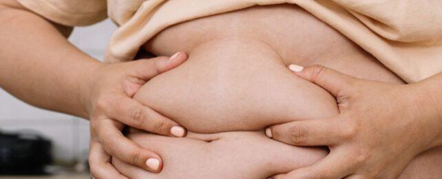 CloseUpOfWomanSquishingStomachWithHands-642x260-1-1.jpg