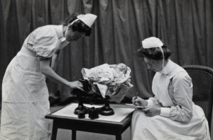 Le infermiere si prendono cura di un bambino presso il General Lying-In Hospital di Londra, uno dei primi ospedali per maternità nel Regno Unito, nel 1908.