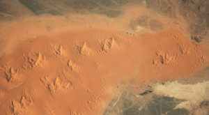 Una vista aerea di Erg Chebbi nel sud-est del Marocco, non lontano dal confine con l'Algeria.