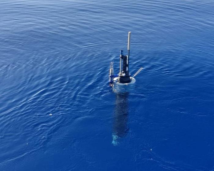 Autonomous-Profiling-Float-Deployed-in-the-Ocean-777x622-1-1.jpg