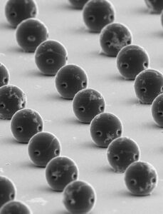 Microroboti acustici bioassorbibili in idrogel