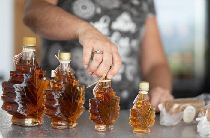 Maple-Syrup-From-Canada-in-Maple-Leaf-Shaped-Bottles-777x512-1-1.jpg