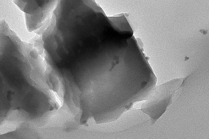 Catalizzatore di gas metano in silicato di alluminio modificato con ferro