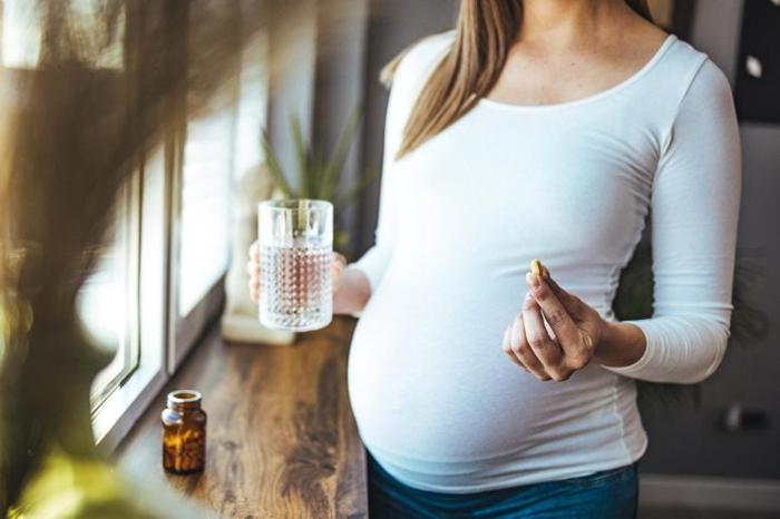 Pregnant-Woman-Prenatal-Vitamins-Close-777x518-1-1.jpg
