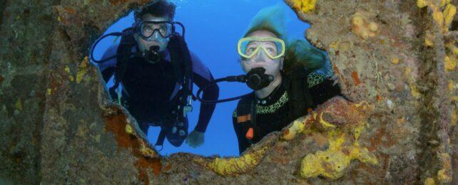 ScubaDiverPeeringIntoShipwreck-642x260-1-1.jpg