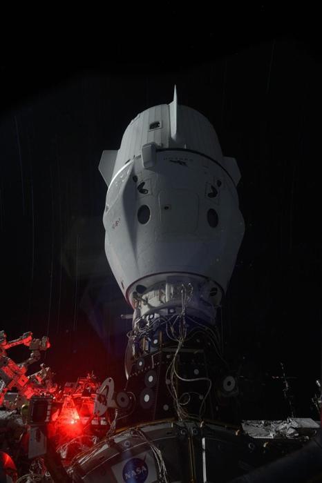 La navicella SpaceX Dragon Endeavour attraccata al modulo Harmony in verticale