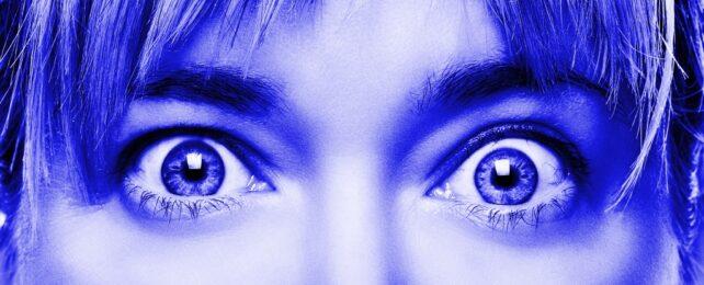Donna con occhi sorpresi in blu