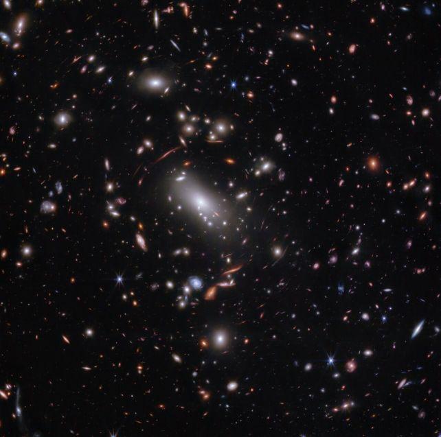 Scintillio di Lucciola: una Galassia in Crescita nell'Universo Primordiale Simile a una Via Lattea Neonata
