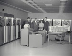 Un IBM 7090 presso il NASA Ames Research Center nel 1961, con il direttore di Ames e diversi dipendenti IBM