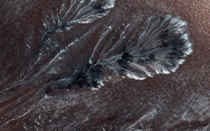 Gole ghiacciate sulle pianure settentrionali di Marte. Non sappiamo se attualmente qualcosa di questo cada come neve, ma c'è motivo di pensare che potrebbe.