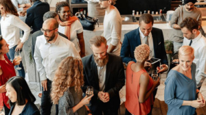 Un gruppo di persone a una festa.