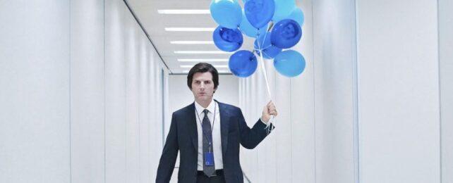AdamScottPlayingMarkScoutsInnieInAppleTVsSeverenceHoldingBlueBalloons-642x260-1-1.jpg