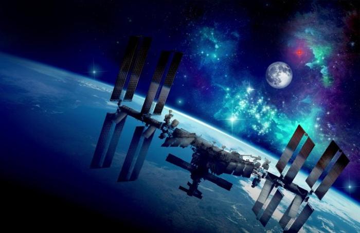 Concetto dell'artista della Stazione Spaziale Internazionale sulla Luna e Marte