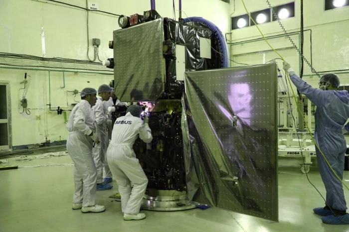 Team Proba-3 Ispezionando il Sistema di Separazione Prima del Lancio