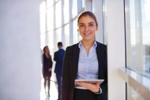 Giovane Donna Intern Nuovo Business Dipendente