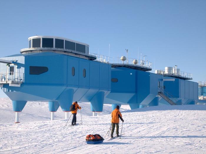 I ricercatori tornano alla Stazione di Ricerca Halley VI sulla piattaforma di ghiaccio Brunt in Antartide.