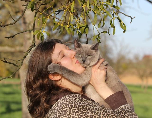 Umano e gatto che si abbracciano
