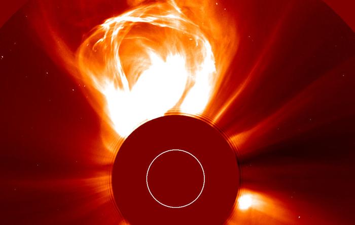 Immagine che mostra un enorme flare dal sole con il sole oscurato