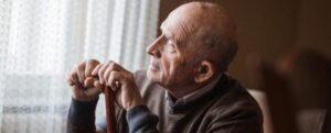 vecchio vicino a una finestra