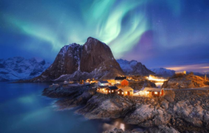 L'aurora boreale illumina la notte polare nelle isole Lofoten, Norvegia