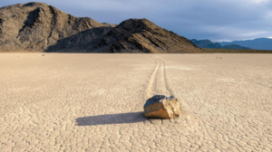 una roccia che si trova sulla playa del racetrack, puoi vedere una linea incisa nel letto del lago dove si è spostata