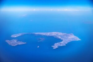 Vista aerea dell'isola di Santorini da un aereo in una giornata senza nuvole,