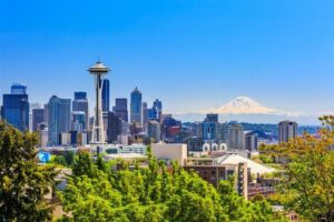 Skyline di Seattle con il Monte Rainier sullo sfondo