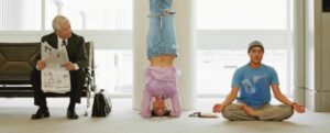 persone in attesa in un aeroporto