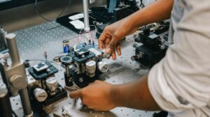 Dispositivo innovativo che imita i neuroni del cervello, converte la luce in segnali elettrici